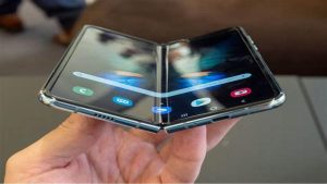Motorola का नया फोल्डेबल फोन लॉन्च को तैयार! 12GB रैम, 50MP कैमरा और गीले हाथ से भी करेगा काम